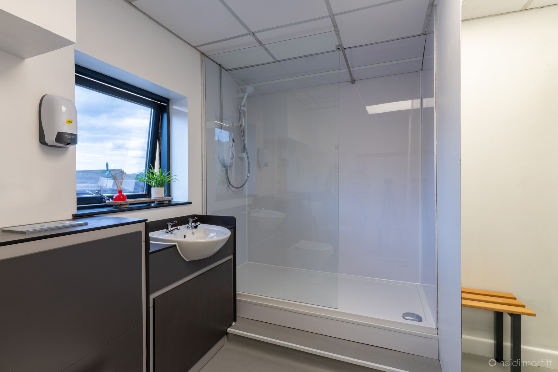 Squats gym — shower and changing facilities