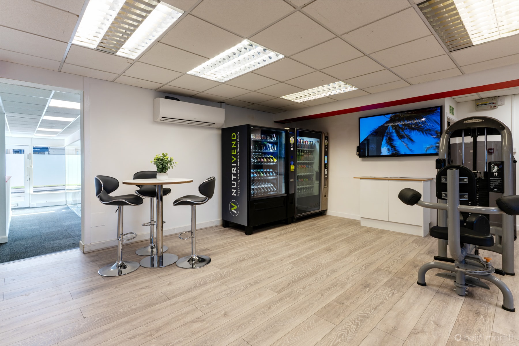 Squats gym — reception and NutriVend area